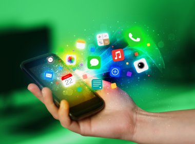 Renkli uygulama simgeleriyle el ele tutuşan akıllı telefon