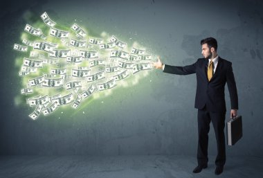İş adamı bir sürü dolar savuruyor.