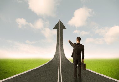 İşadamı 3D yolda ilerleyen okla lokking 