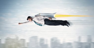 süper kahraman iş adamı ile jet pack roket CIT yukarıda uçan