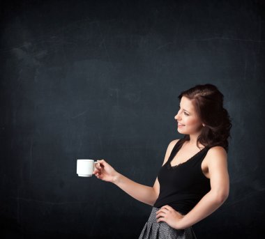 Beyaz kupa tutan iş kadını