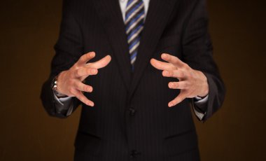 bir şey tutan işadamı