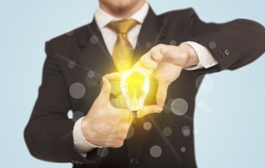Eller ampulle bir biçim oluşturuyor