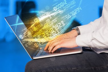 Modern defter üzerinde gelen sayı teknoloji veri ile yazarak adam