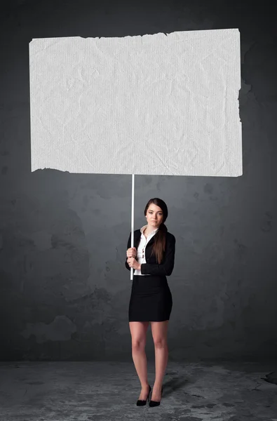 Empresária com papel de livreto em branco — Fotografia de Stock