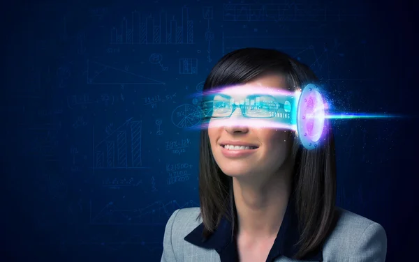 Vrouw uit de toekomst met high tech smartphone bril — Stockfoto