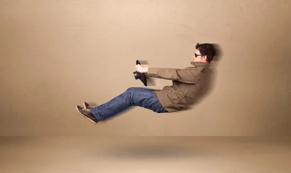 Feliz hombre divertido conduciendo un concepto de coche volador —  Fotos de Stock