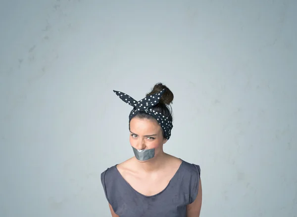 Jeune femme avec bouche collée — Photo