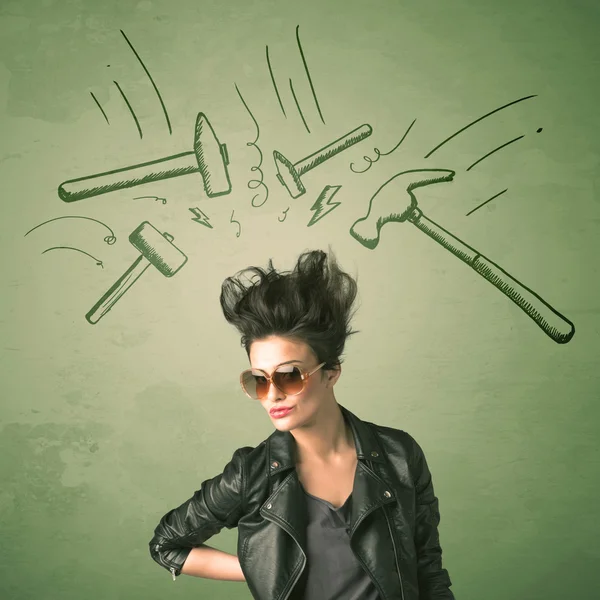 Trött kvinna med frisyr och huvudvärk hammare symboler — Stockfoto