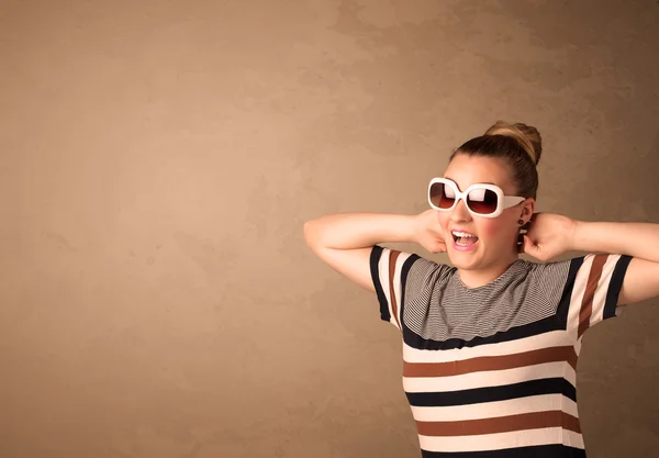 Egy fiatal, csinos nő portréja napszemüveggel és másolótérrel. — Stock Fotó