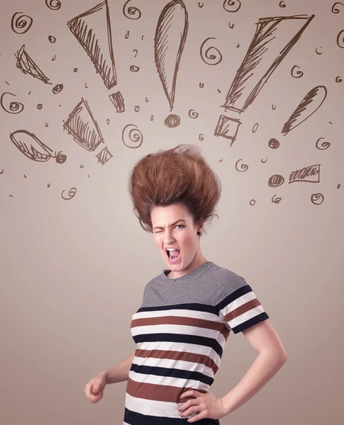 Jeune femme avec coiffure et signes d'exclamation dessinés à la main — Photo