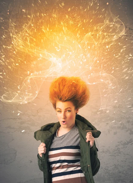 Fiatal nő energikus robbanó vörös haj — Stock Fotó