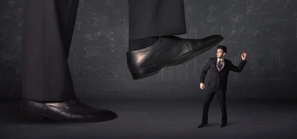 Riesiges Bein tritt auf ein winziges Geschäftsmann-Konzept — Stockfoto