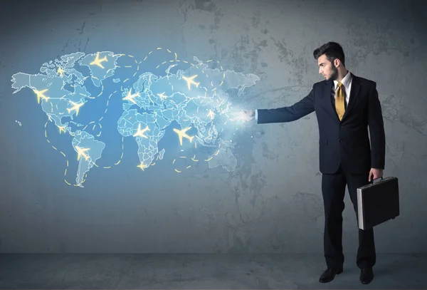 Homme d'affaires montrant une carte numérique avec des avions dans le monde entier — Photo