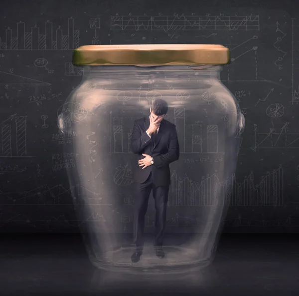 Homme d'affaires fermé dans un concept de bocal en verre — Photo