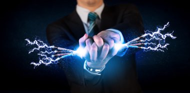 Elektrik kablolarını tutan iş adamı
