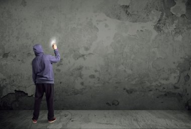 Genç şehir ressamı çizmeye başladı.
