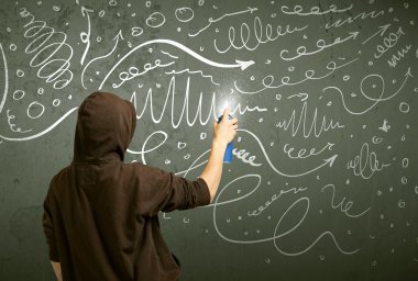 Genç şehir ressamı çiziyor