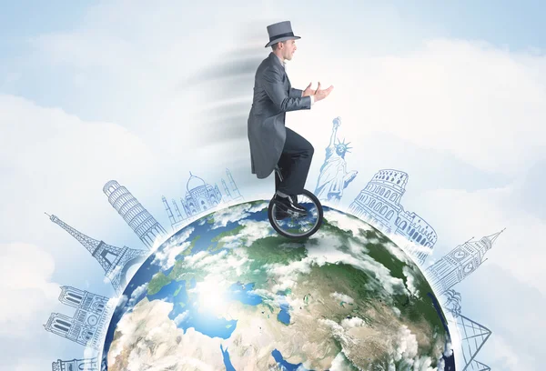 Büyük şehirlerle tek tekerlekli bisiklete binen bir adam.