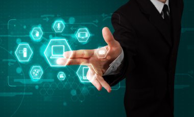 Sanal ortam tipi düğmelere basan iş adamı