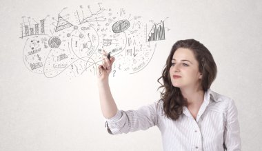 Güzel kız duvarda grafik ve diyagramlar çiziyor.