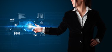 genç iş kadını gelecekteki web teknolojisi düğmeleri dokunarak ve 