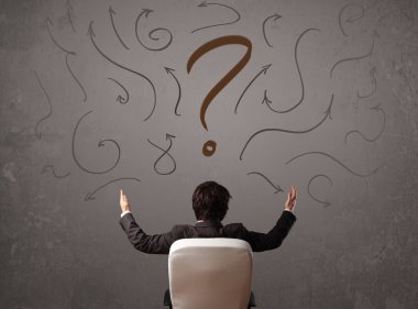 İş adamı soru işareti skecine bakıyor.