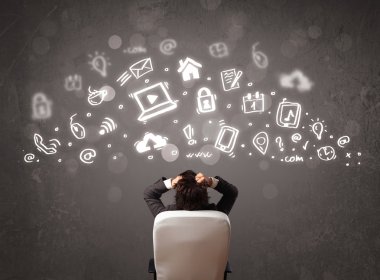 İş adamı modern simgelere ve sembollere bakıyor