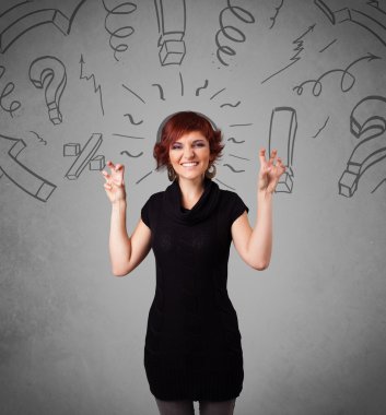 Soru işareti çizen sevimli genç kız.