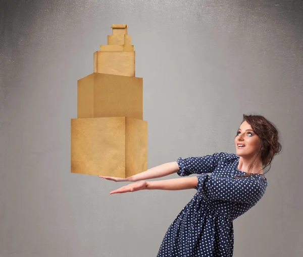 갈색 판지 상자 한 세트를 들고 있는 소녀 — 스톡 사진