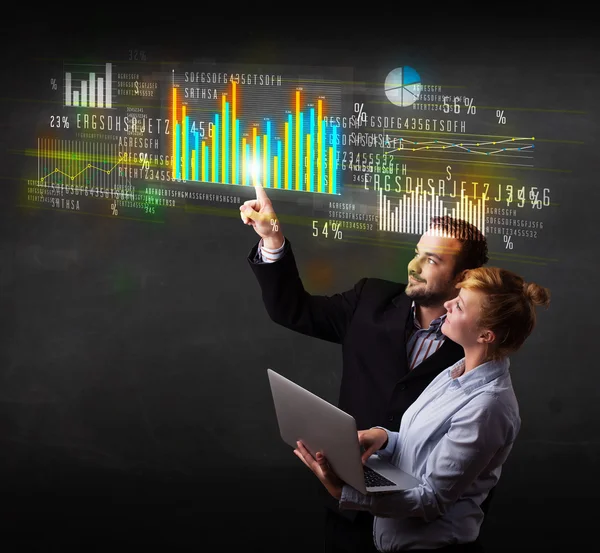 Fiatal üzleti pár megható színes grafikonok és diagramok — Stock Fotó