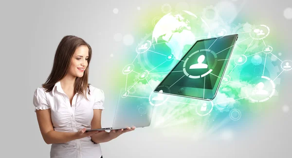 Chica de negocios mostrando moderna tableta concepto de tecnología — Foto de Stock