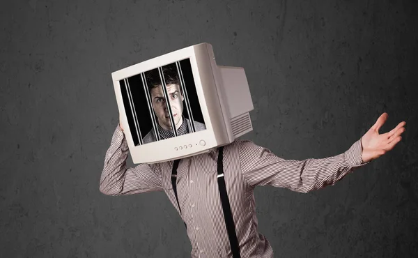 Hombre de negocios con monitor en la cabeza atrapado en un sistema digital —  Fotos de Stock