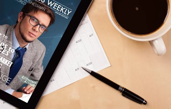 Tablet pc showing magazine on screen with a cup of coffee on a d — Stock Photo, Image