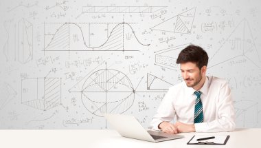 İş hesaplamaları geçmişi olan bir iş adamı
