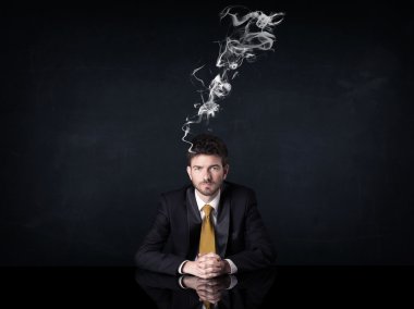 Kafası dumanlı bunalımlı iş adamı