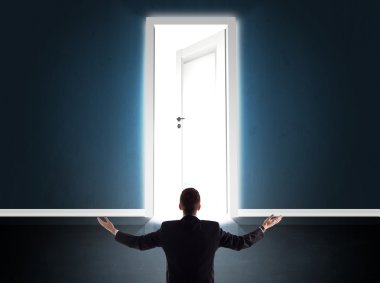 Büyük parlak kapıyı açan bir iş adamı.