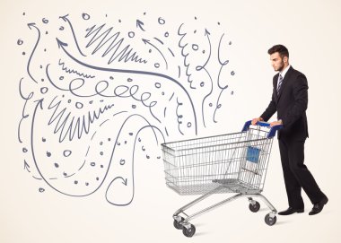 Alışveriş arabalı bir iş adamı.