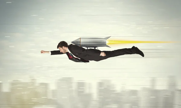 Superbohater biznes człowiek pływające z jet pack rakiet powyżej cit — Zdjęcie stockowe