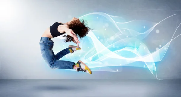 Roztomilý teenager jumping s abstraktní modrý šátek kolem ní — Stock fotografie
