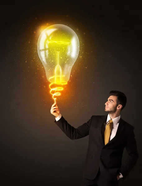 アイデア電球を持つビジネスマン — ストック写真