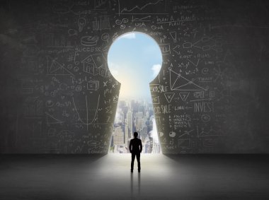 Parlak şehir manzaralı anahtar deliğine bakan bir işadamı 