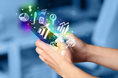 Finans ve pazar simgelerine ve sembollerine sahip akıllı telefon