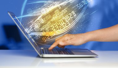 Modern defter üzerinde gelen sayı teknoloji veri ile yazarak adam