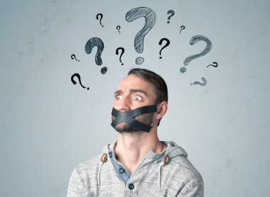 Ağzı yapış yapış ve soru işaretleri olan genç bir adam.