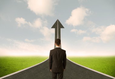 İşadamı 3D yolda ilerleyen okla lokking 