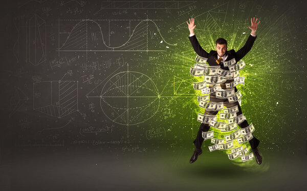 Веселый бизнесмен прыгает с долларовыми банкнотами вокруг себя