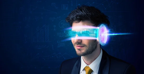 Mannen från framtiden med högteknologiska smartphone glasögon — Stockfoto