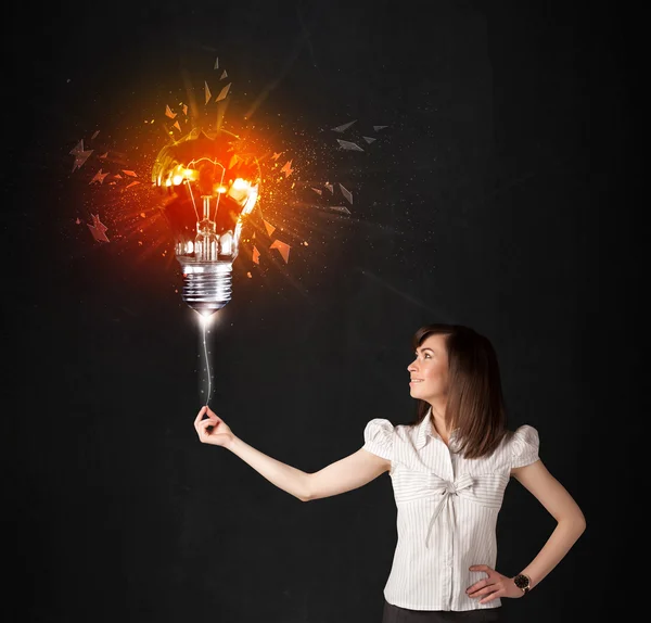 Femme d'affaires avec une ampoule d'explosion — Photo