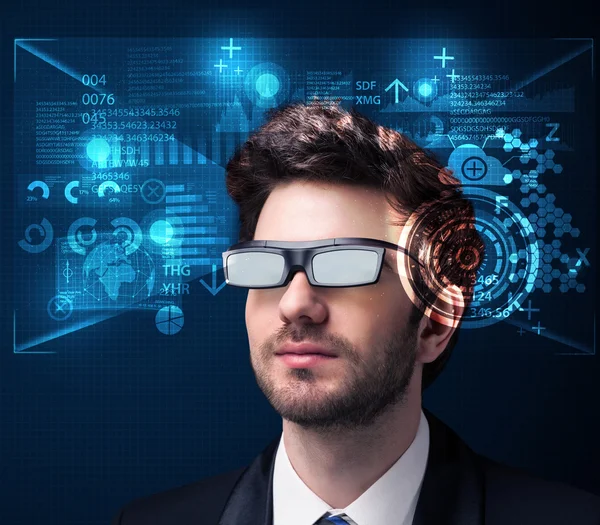 Ung man tittar med futuristiska smarta high tech glasögon — Stockfoto